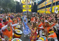 Mesmo sob chuva, foliões lotam Campo Grande em abertura do Carnaval