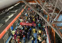 Metrô apresenta falha no sistema e gera tumulto em estações imagem