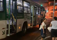 Moradores retiram chave de ônibus durante protesto em Águas Claras