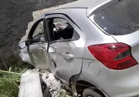 Motorista perde controle e carro bate em poste na BA-540