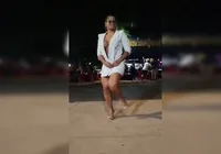 Mulher é investigada por fazer striptease em frente à delegacia imagem