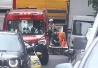 Mulher se joga de carro em movimento durante corrida por aplicativo imagem