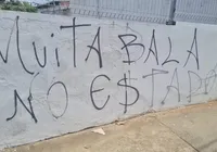 Muro da Justiça Federal em Salvador é pichado: "Muita bala no estado"