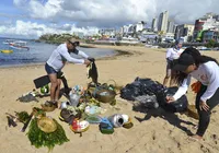 Mutirão limpa praia do Rio Vermelho para a festa no mar imagem