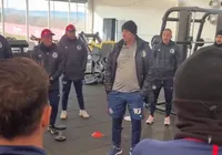 Na Espanha, elenco do Bahia presta homenagem a Bruno Queiroz