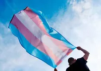 Pessoas trans e não binárias podem adequar documentos gratuitamente imagem