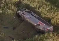 Ônibus cai em ribanceira e deixa ao menos um morto e 25 feridos imagem