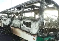 Vídeo: ônibus é incendiado por criminosos no bairro de Sussuarana