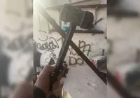 Operação apreende réplica do martelo de Thor em favela dominada pelo CV