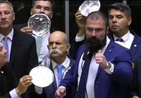 Oposição protesta com quentinhas vazias contra programa de Lula