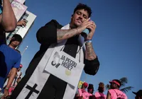 Padre caçador de pecadores diverte foliões no Circuito da Barra