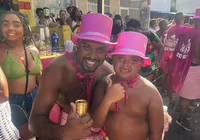 Pai e filho caem na folia no Nordeste de Amaralina imagem