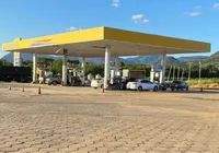 Pai esquece filhas de 6 e 10 anos em posto de gasolina durante viagem