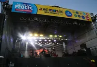 Palco do Rock reúne legião de roqueiros na Praia de Piatã