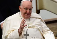Papa Francisco, hospitalizado com pneumonia, tem 'leve melhora' imagem