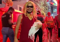 Pernambucano curte a folia com fantasia de personagem icônica imagem