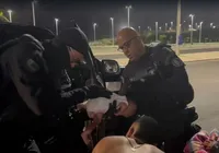Policiais salvam recém-nascida engasgada em Salvador; veja vídeo imagem