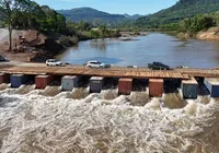 Ponte construída após enchente no RS é levada por correnteza