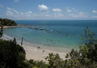 Praia das Neves na Ilha de Maré é opção de passeio durante o Verão