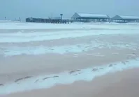 Praias ficam cobertas de neve durante inverno nos EUA; assista imagem