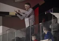 Presidente do Athletico-PR faz gesto obsceno e gera revolta da torcida imagem
