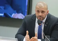 Preso, Daniel Silveira tem arma apreendida pela PF imagem