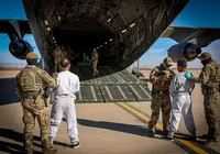 Primeiro avião com imigrantes deportados dos EUA chega à base militar imagem