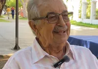 Professor e jornalista Florisvaldo Mattos lança novo livro de poemas