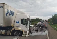 Cinco pessoas morrem após batida entre caminhão e carro na Bahia