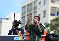 Saulo compra mercadoria e promete bancar faculdade de ambulante imagem