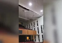 Teto de igreja cai e quase atinge pastor durante culto; assista imagem
