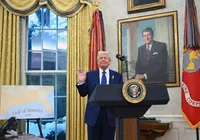 Trump chama agência AP de 'organização de esquerda radical' imagem
