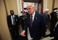 Trump defende medidas tarifárias e cita o Brasil em fala no Congresso imagem