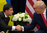 Trump diz que Rússia 'tem as cartas' nas negociações sobre a Ucrânia imagem