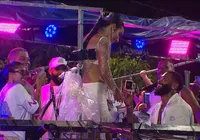 VÍDEO: Cantor pede namorada em casamento no trio de Kannário