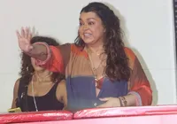 VÍDEO: Preta Gil cai na folia em Salvador imagem