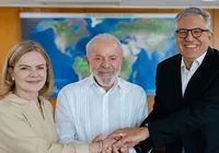 "Vem para somar", garante Lula sobre chegada de Gleisi ao governo imagem