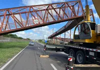 Via é parcialmente liberada após queda de passarela na BR-324 imagem