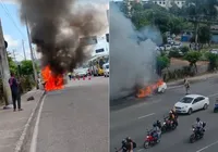Vídeo: carro pega fogo em frente a Rodoviária de Salvador nesta segunda