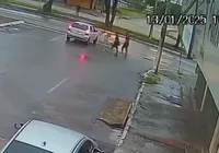 Vídeo: assaltante aproveita vidro aberto e “voa” para dentro de carro