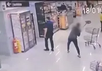 Vídeo: homem é preso após golpear gerente de supermercado com pá