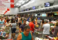 Vídeo: mulher enche carrinho de compras e deixa mercado sem pagar imagem