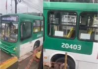 Vídeo: ônibus fica preso em buraco em importante avenida de Salvador imagem