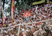 Vitória promove "invasão" em praia em causa sobre meio ambiente imagem
