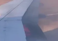 Voo é evacuado após motor pegar fogo em situação assustadora; assista imagem