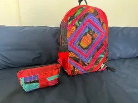 Projeto transforma abadás do Carnaval em mochilas escolares - Imagem