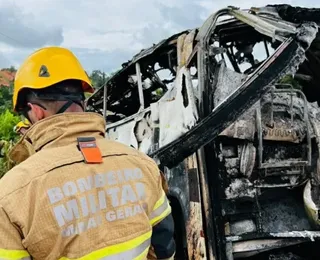 Acidente com ônibus, caminhão e carro deixa cerca de 26 mortos; vídeo