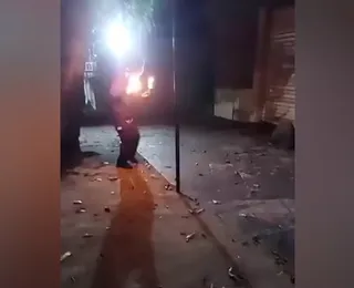 Adolescente incendeia morador de rua e transmite ataque ao vivo