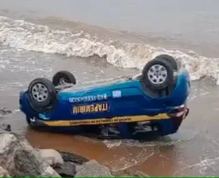 Aluna de autoescola confunde pedais e carro vai parar na praia