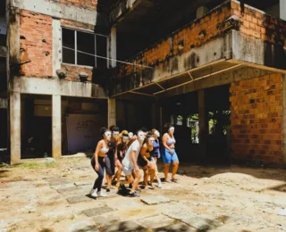 Alunos da Escola de Teatro da Ufba criam arte para clamar pela conclusão de prédio
